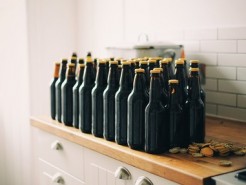 Bierflaschen stehen in einem Regal