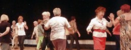 Senioren tanzen gemeinsam