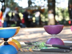 Diabolos stehen in einer Reihe