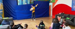 Kinder spielen Diabolo