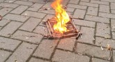 kleines Feuer auf einem Gehweg