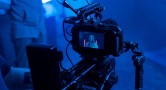 In einem dunklen Raum wird ein Video aufgenommen.