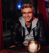 Mark Daniel sitzt in einer Bar