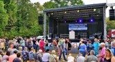 Bühne mit Besucher:innen beim Schönauer Parkfest