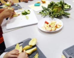 Tisch mit Brettern auf denen Obst geschnitten wird