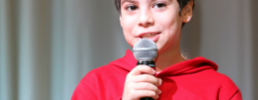 Junge mit Mikrofon